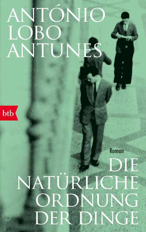 "António Lobo Antunes, Die natürliche Ordnung der Dinge, Roman, btb." Ein unscharfes Foto von Männern, die in Anzügen gehen.