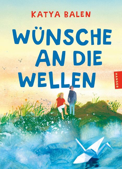 WÜNSCHE AN DIE WELLEN, Katya Balen. Zwei Kinder am Meer, einer in Rot, einer in Blau, sitzen auf einem Hügel.