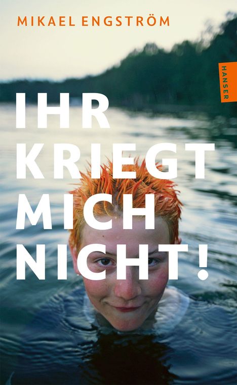 Titel: "IHR KRIEGT MICH NICHT!", Autor: Mikael Engström. Junge mit orangen Haaren im Wasser, Hintergrund: Wald und See.