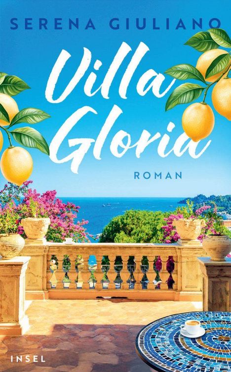 „Serena Giuliano, Villa Gloria, Roman“. Terrasse mit Zitruspflanzen, Bougainvillea, Meerblick und Kaffeetasse auf Mosaiktisch.