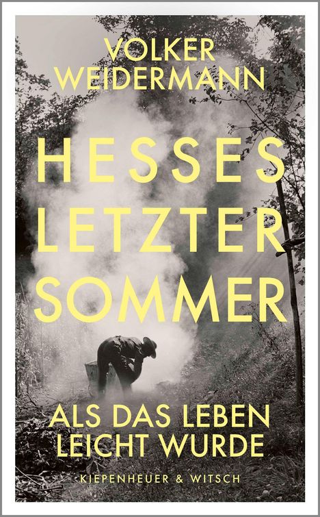 "VOLKER WEIDERMANN HESSES LETZTER SOMMER ALS DAS LEBEN LEICHT WURDE KIEPENHEUER & WITSCH" in gelber Schrift über einem schwarz-weiß Foto von jemandem, der sich neben einem Baum bückt.