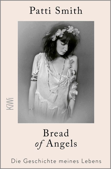 „Patti Smith“, „Bread of Angels“, „Die Geschichte meines Lebens“. Schwarzweißbild einer Frau in einem Kleid mit Blumenkranz.