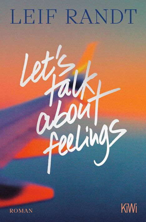 Text: „LEIF RANDT Let’s talk about feelings ROMAN KiWi“. Ein unscharfes Flugzeug vor einem bunten Himmel bei Sonnenuntergang.
