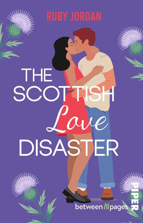 "THE SCOTTISH Love DISASTER" mit Illustration eines küssenden Paares. Lila Hintergrund mit Disteln verziert.