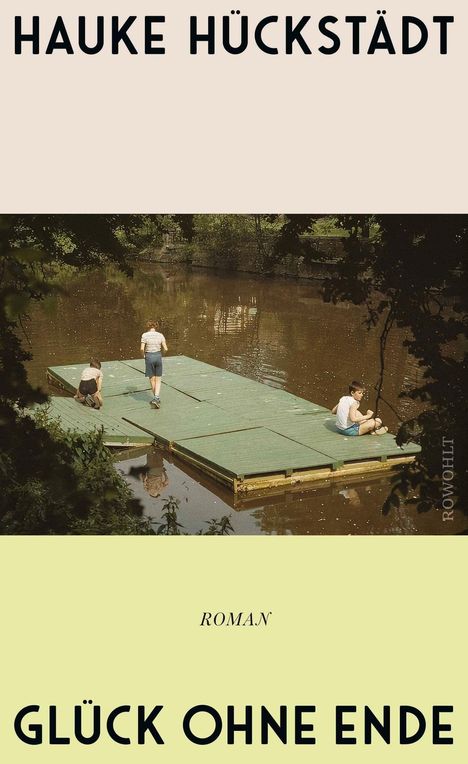 Texte: Hauke Hückstädt, Roman, Glück ohne Ende. Drei Personen auf einem Floß auf einem ruhigen Fluss, umgeben von Bäumen.