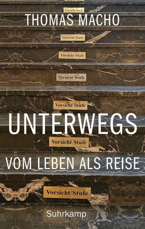 Text: Vorsicht Stufe, THOMAS MACHO, UNTERWEGS, VOM LEBEN ALS REISE, Suhrkamp. Marmortreppe mit Warnschild.