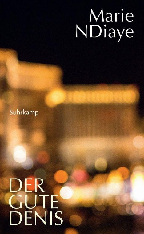 "Marie NDiaye", "Suhrkamp", "DER GUTE DENIS". Verschwommene Lichter in warmen Tönen, ähnlich einer Nachtszene in einer Stadt.