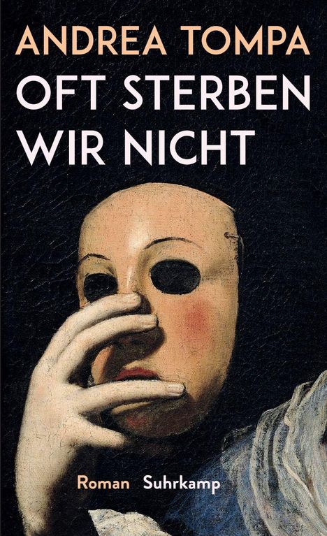"ANDREA TOMPA - OFT STERBEN WIR NICHT - Roman Suhrkamp." Ein Mann mit Maske hält seine Hand vors Gesicht.