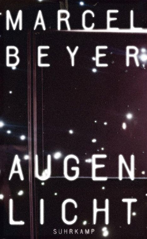 „Marcel Beyer, Augenlicht, Suhrkamp“. Weiße Buchstaben auf dunklem Hintergrund mit verstreuten Lichtpunkten.