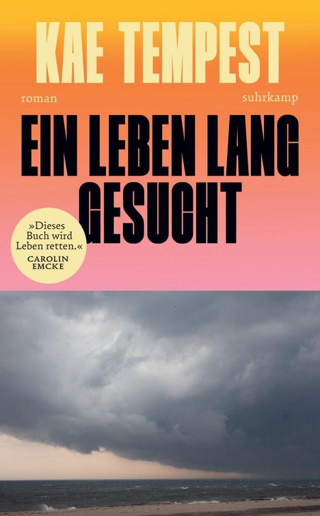 KAE TEMPEST, "Ein Leben Lang Gesucht". Kommentar: "Dieses Buch wird Leben retten." Bild: Bedrohliche Wolken über einem Strand.