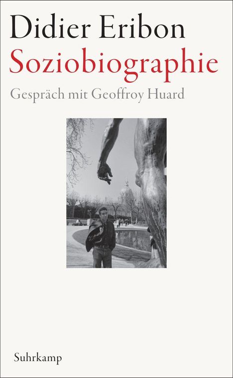 „Didier Eribon Soziobiographie“, „Gespräch mit Geoffroy Huard“. Schwarz-Weiß-Foto von Person und Statue im Freien.