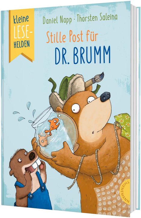 Kinderbuchcover mit Titel: "Stille Post für Dr. Brumm". Ein Bär hält ein Goldfischglas. Ein Biber schaut überrascht.