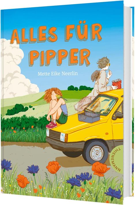 "ALLES FÜR PIPPER" von Mette Eike Neerlin. Illustration: Frau auf gelbem Auto, Kind mit Papagei, ländliche Straße, leuchtende Blumen.
