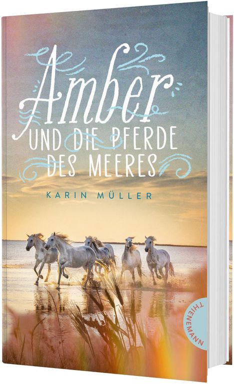 "Amber und die Pferde des Meeres" von Karin Müller. Sechs weiße Pferde galoppieren am Strand bei Sonnenuntergang.