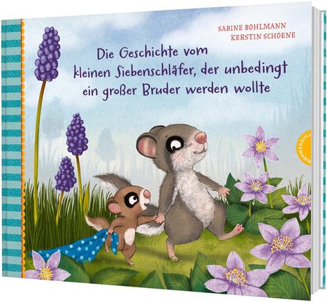 Buch mit zwei Siebenschläfern, umgeben von lila Blumen. Text: "Die Geschichte vom kleinen Siebenschläfer, der unbedingt ein großer Bruder werden wollte."