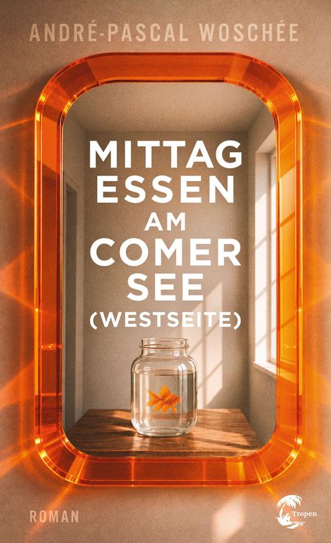 "MITTAGESSEN AM COMER SEE (WESTSEITE)" in weißer Schrift. Ein Goldfisch im Glas, orangegerahmtes Fenster.