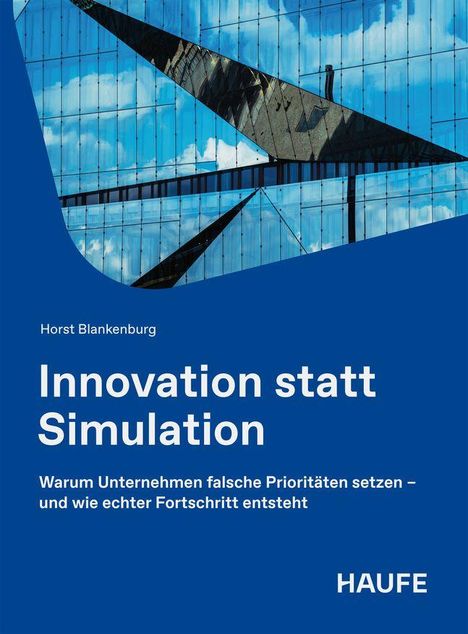"Innovation statt Simulation" von Horst Blankenburg. Moderne Glasfassade, blauer Himmel, Wolkenspiegelung.