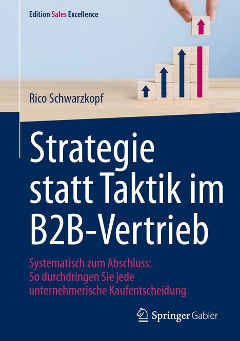 „Strategie statt Taktik im B2B-Vertrieb“ steht groß drauf. Mehrere Holzklötze mit Pfeilen bilden eine Wachstumsgrafik.