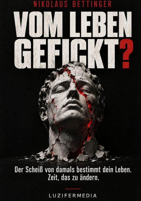 "Vom Leben gefickt?" ist in großen Buchstaben über einer zerbrochenen Statue, aus der rotes Licht strahlt.