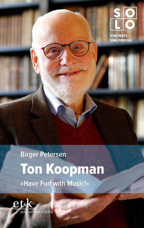 Aufschrift: "Birger Petersen, Ton Koopman, 'Have Fun with Music!'" Ein älterer Mann mit Brille lächelt vor Bücherregalen.