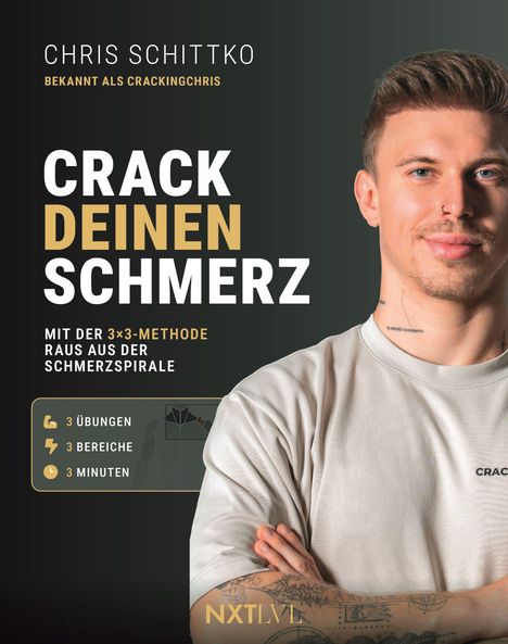 "CRACK DEINEN SCHMERZ. MIT DER 3×3-METHODE RAUS AUS DER SCHMERZSPIRALE." Mann mit T-Shirt, Arme verschränkt, Tattoos.