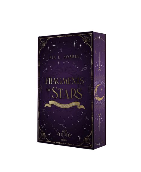 Ein Buchumschlag in Lila und Gold mit dem Titel: "FRAGMENTS OF STARS". Verziert mit Sternbildern und einem Halbmond.