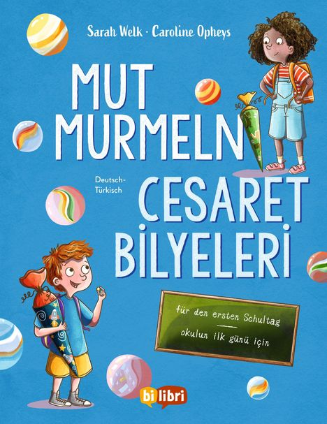 Text: "Mut Murmeln, Cesaret Bilyeleri, für den ersten Schultag, okulun ilk günü için." Zwei Kinder mit Schultüten, Murmeln um sie herum.