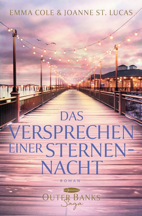 Text: "Emma Cole & Joanne St. Lucas, Das Versprechen einer Sternennacht, Roman, Outer Banks Saga." Ein Steg mit Lichtern bei Sonnenuntergang.