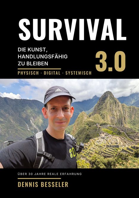 "Survival 3.0: Die Kunst, handlungsfähig zu bleiben – physisch, digital, systemisch." Mann vor Berglandschaft.