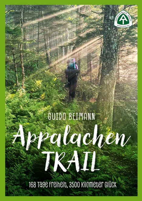 Logo und Text: "Appalachian Trail". Bild: Wanderer im Wald, Sonnenlicht durch die Bäume. Grüne Grenze.
