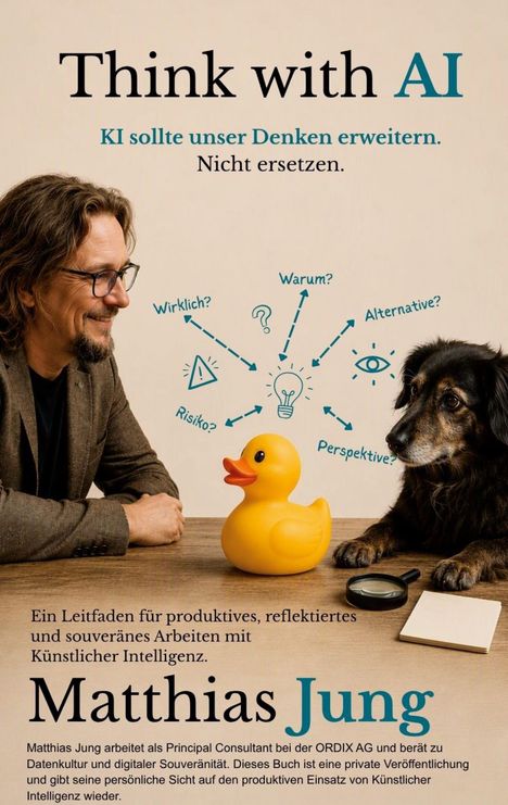 "Think with AI. KI sollte unser Denken erweitern. Nicht ersetzen." Ein Mann lächelt eine gelbe Gummiente an.