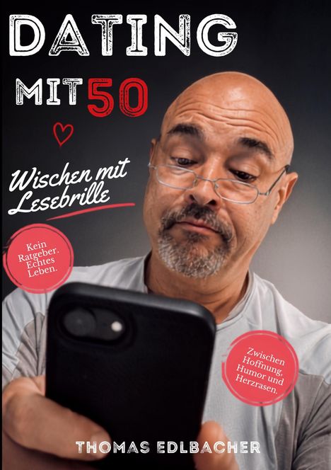 "Dating mit 50", "Wischen mit Lesebrille", "Kein Ratgeber. Echtes Leben.", "Zwischen Hoffnung, Humor und Herzrasen." Ein Mann mit Lesebrille blickt auf ein Handy.