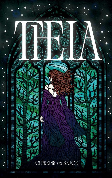 THEIA. Eine Frau in violettem Kleid steht vor einem Buntglasfenster mit Bäumen in Blau- und Grüntönen.