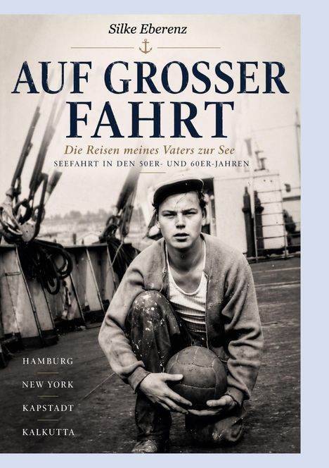 „Auf großer Fahrt. Die Reisen meines Vaters zur See.“ Ein junger Mann mit Mütze auf einem Schiff hält einen Ball.