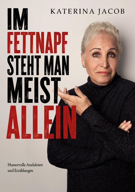 Titel: "Im Fettnapf steht man meist allein". Darunter eine Frau mit hellen Haaren in schwarzem Outfit, skeptischer Ausdruck.
