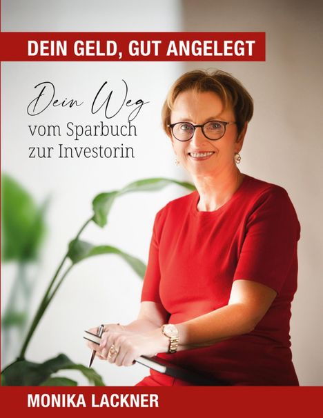 DEIN GELD, GUT ANGELEGT. Dein Weg vom Sparbuch zur Investorin. MONIKA LACKNER. Eine lächelnde Frau in rotem Outfit.