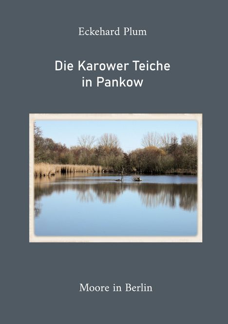 "Eckehard Plum, Die Karower Teiche in Pankow, Moore in Berlin." Naturfoto mit Bäumen am ruhigen Wasser.