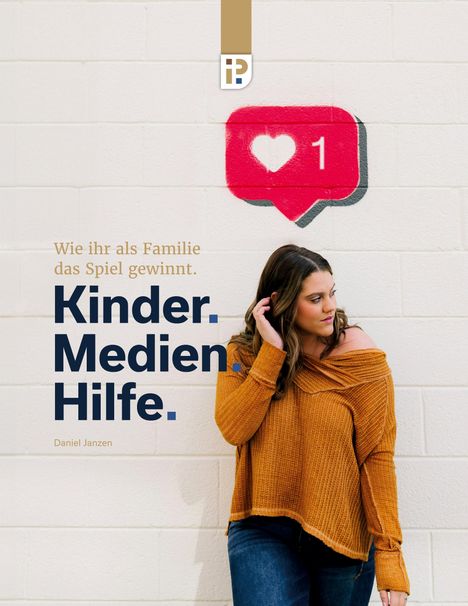 „Kinder. Medien. Hilfe.“ steht in großer Schrift. Ein Icon mit Herz und Zahl „1“ ist auf einer Wand gemalt. Frau in orangefarbenem Pullover.