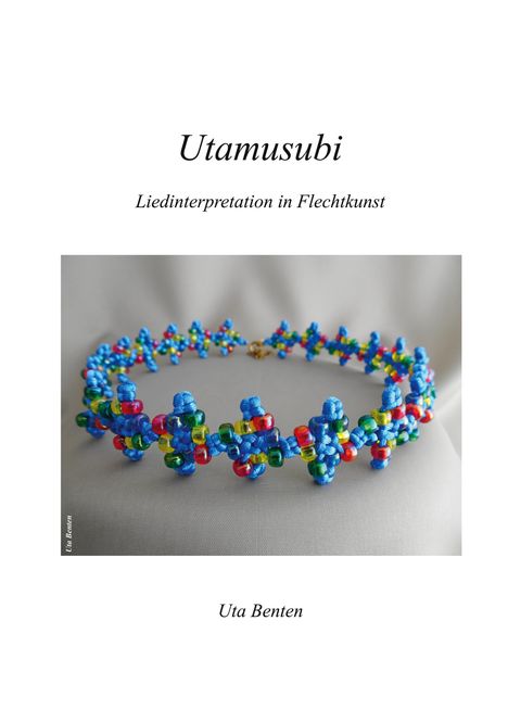 "Utamusubi: Liedinterpretation in Flechtkunst" von Uta Benten. Ein kunstvoll geflochtenes Band mit bunten Perlen.