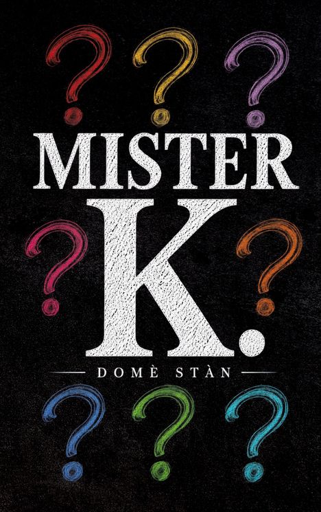 "MISTER K.", "DOMÈ STÀN". Illustration mit bunten Fragezeichen auf schwarzem Hintergrund.