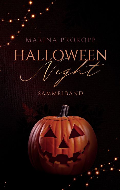 MARINA PROKOPP, HALLOWEEN NIGHT, SAMMELBAND. Ein ausgehöhlter Kürbis mit leuchtendem Gesicht und Lichterkette.