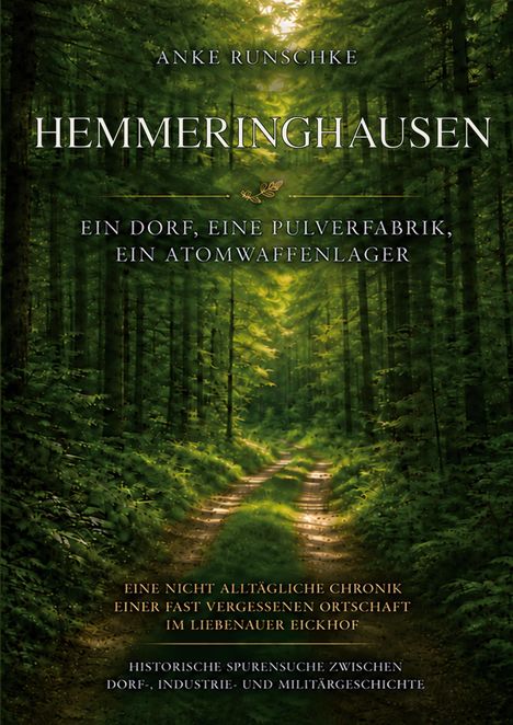 Titel: Hemmeringhausen. Texte: "Ein Dorf, eine Pulverfabrik, ein Atomwaffenlager." Hintergrund: Waldweg in grünem Wald.