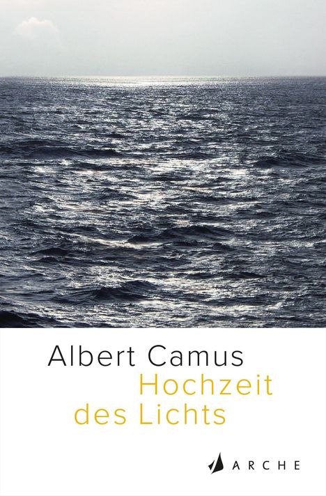 "Albert Camus, Hochzeit des Lichts." Sicht auf glitzerndes, welliges Meer unter hellem Himmel, ARCHE-Logo unten.