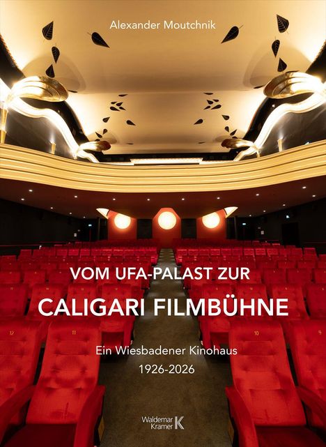 "Vom UFA-Palast zur Caligari Filmbühne. Ein Wiesbadener Kinohaus 1926-2026." Rote Kinositze, leuchtende Deckenleuchten.
