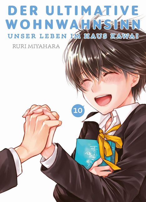 "DER ULTIMATIVE WOHNWAHNSINN – UNSER LEBEN IM HAUS KAWAI. RURI MIYAHARA. Ein Junge lacht und hält ein blaues Buch."