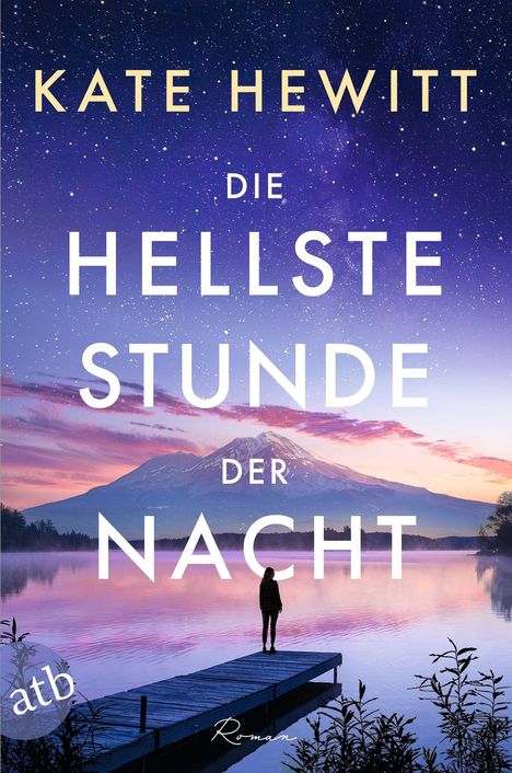 Titel: KATE HEWITT - DIE HELLSTE STUNDE DER NACHT. Eine Person steht auf einem Steg, umgeben von Bergen und einem Sternenhimmel.