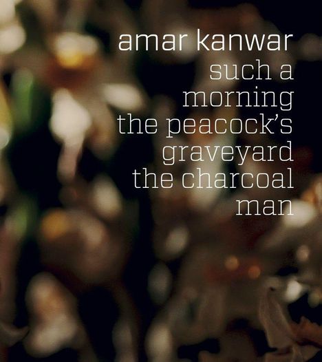 Texte: "amar kanwar, such a morning, the peacock’s graveyard, the charcoal man". Hintergrund unscharf und abstrakt.
