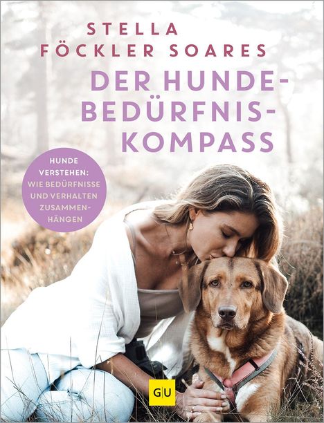 "Stella Föckler Soares: Der Hundebedürfnis-Kompass. Hunde verstehen: wie Bedürfnisse und Verhalten zusammenhängen." Eine Frau küsst einen Hund.