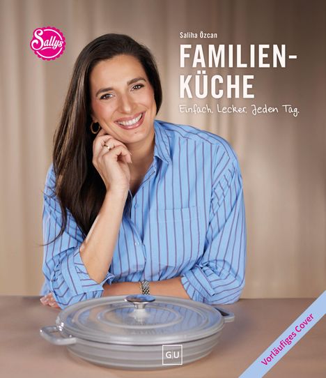 Text: "Saliha Özcan FAMILIENKÜCHE Einfach. Lecker. Jeden Tag." Frau in blauem Hemd, lächelt, Topf vor ihr, Logo "Sally's".