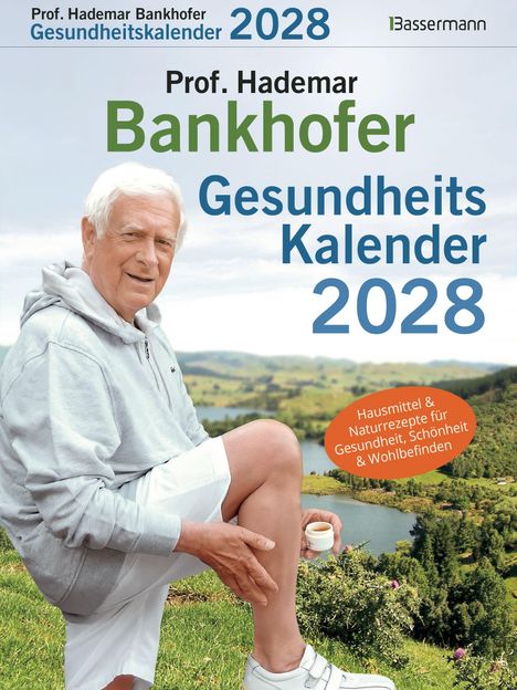 Prof. Hademar Bankhofer Gesundheitskalender 2028. Mann in Freizeitkleidung mit hintergründiger Landschaft.